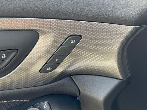 Used 2023 Chevrolet Traverse Premier FWD image 17