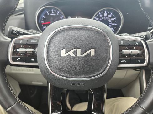 Used 2024 Kia Carnival LX FWD image 9