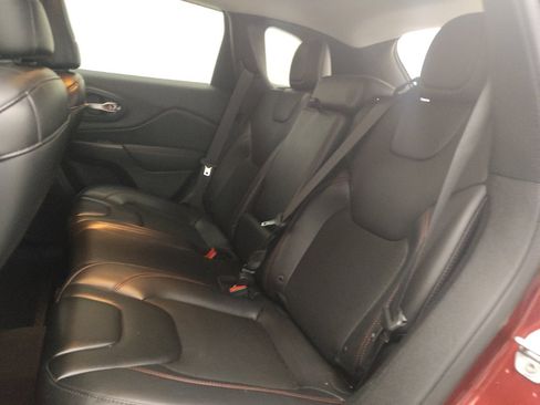 Used 2019 Jeep Cherokee Trailhawk AWD/4WD image 18