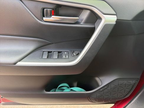 Used 2022 Toyota RAV4 XLE Premium image 10