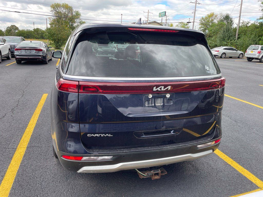 Used 2023 Kia Carnival LX FWD image 3