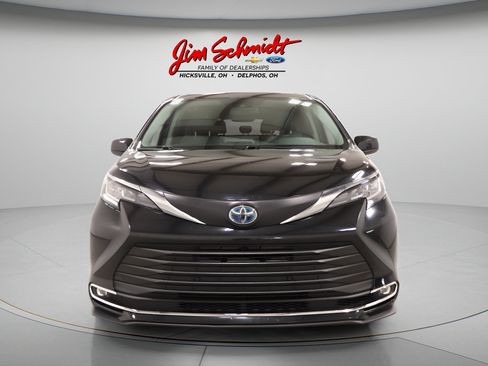 Used 2021 Toyota Sienna XLE FWD image 2