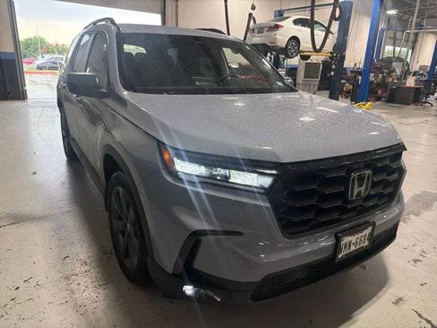Used 2025 Honda Pilot Sport image 3