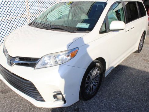 Used 2018 Toyota Sienna XLE w/ XLE Navigation Package image 7