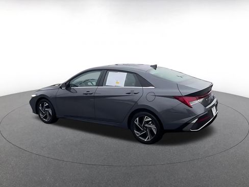 Used 2025 Hyundai Elantra Limited image 9
