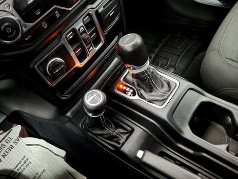 Used 2023 Jeep Gladiator Overland AWD/4WD image 16