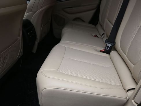 Used 2024 Jeep Grand Cherokee Limited w/ Luxury Tech Group II image 18