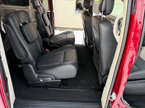 Used 2016 Chrysler Town & Country Touring w/ Driver Convenience Group image 20