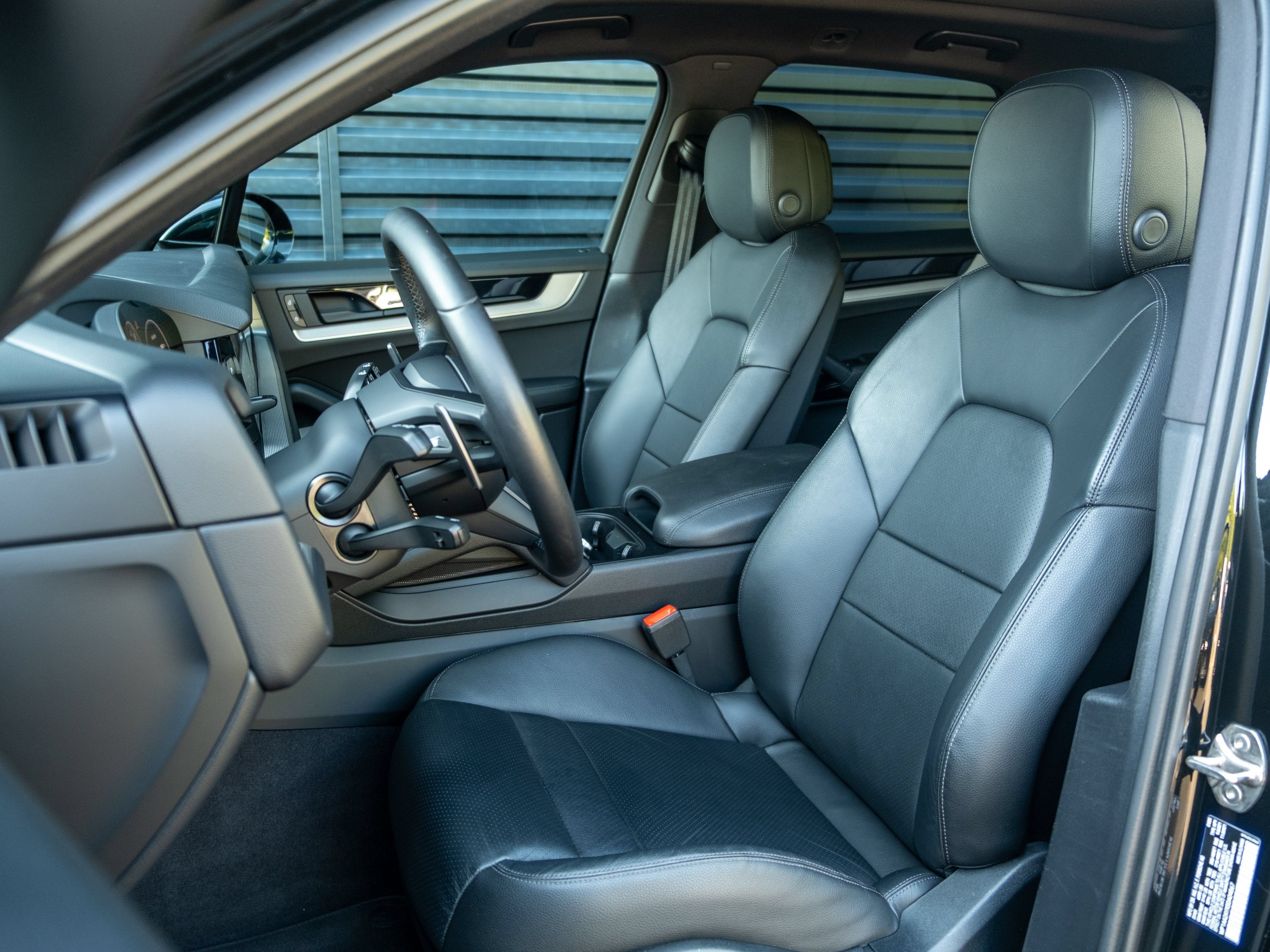 Certified 2025 Porsche Cayenne AWD/4WD image 5