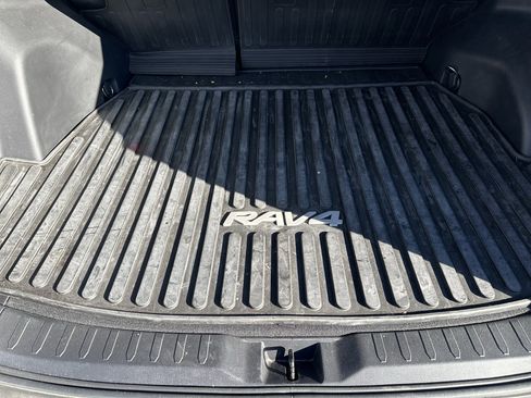 Used 2022 Toyota RAV4 LE image 17