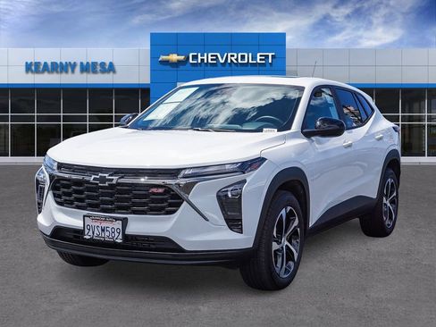 Used 2026 Chevrolet Trax RS w/ Sunroof Package FWD image 3