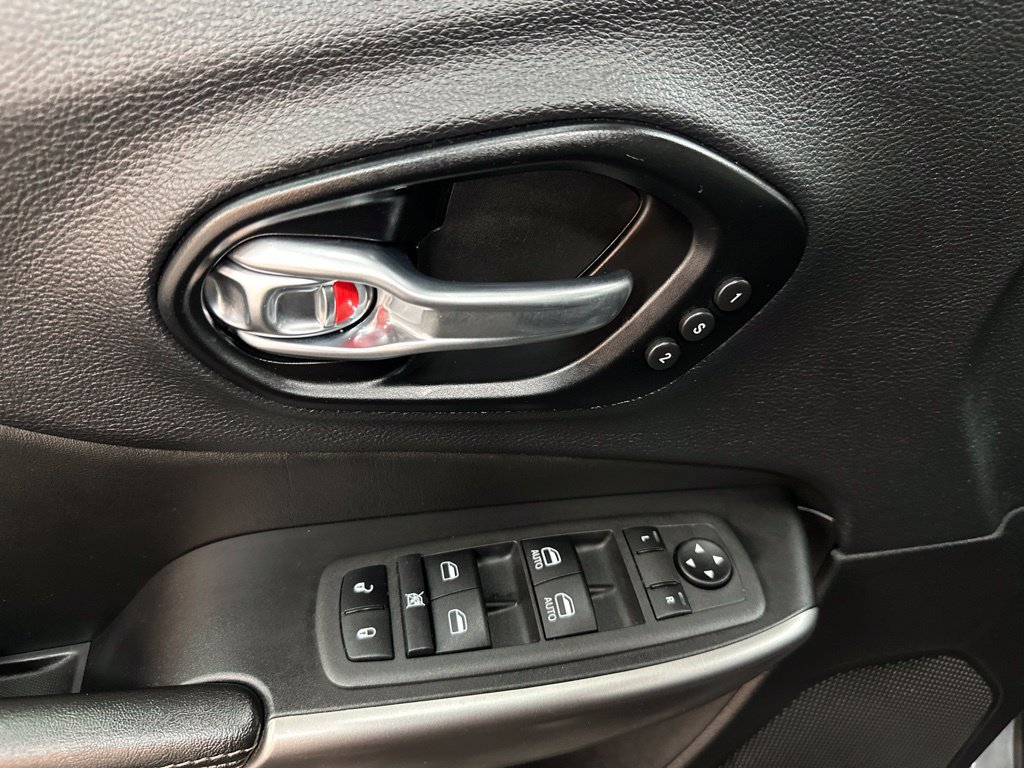Used 2022 Jeep Cherokee Limited AWD/4WD image 18