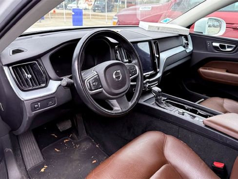 Used 2018 Volvo XC60 T6 Momentum w/ Advanced Package image 10