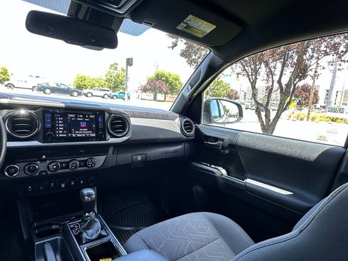 Used 2019 Toyota Tacoma TRD Off-Road w/ Technology Package AWD/4WD image 25