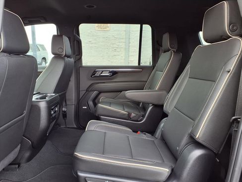 Used 2025 Chevrolet Suburban Premier image 18