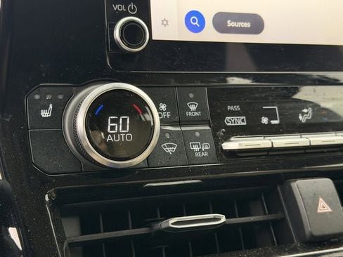 Used 2023 Toyota Highlander XLE image 22