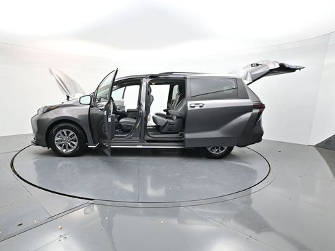 Used 2024 Toyota Sienna XLE image 39