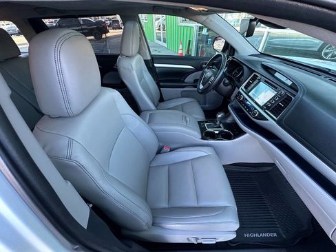 Used 2019 Toyota Highlander XLE image 18