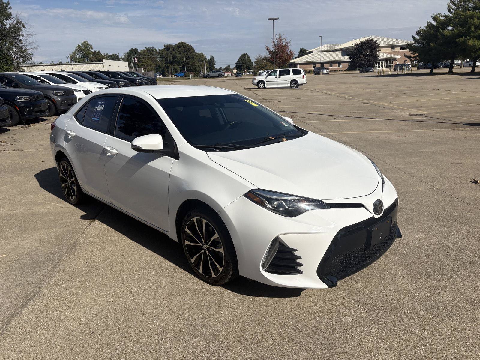 Used 2019 Toyota Corolla SE FWD image 2