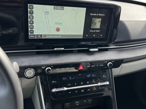 Used 2024 Kia Carnival EX image 27