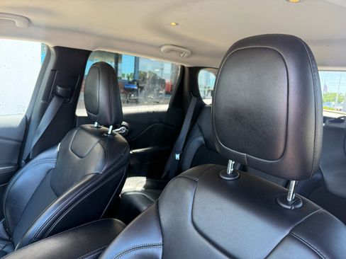 Used 2019 Jeep Cherokee Latitude Plus FWD image 8