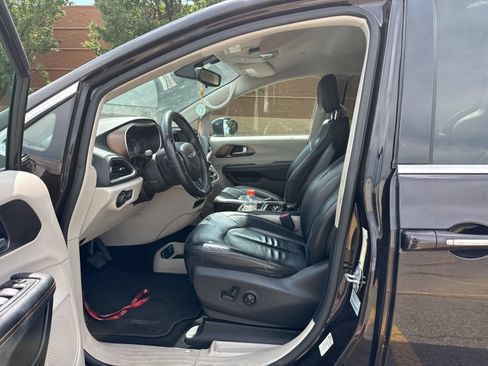 Used 2017 Chrysler Pacifica Touring-L FWD image 3