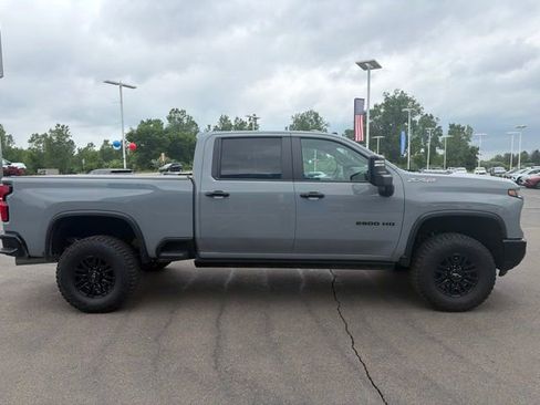 Used 2024 Chevrolet Silverado 2500 ZR2 w/ Technology Package AWD/4WD image 5
