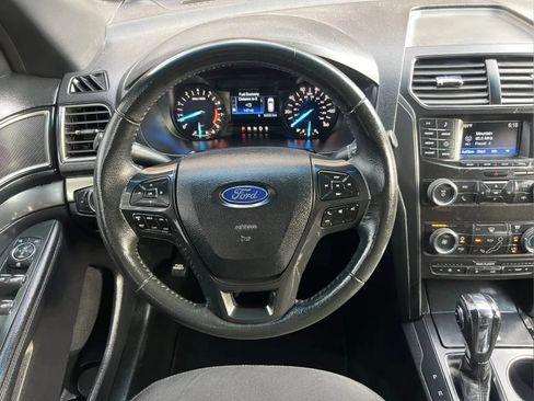 Used 2018 Ford Explorer XLT AWD/4WD image 13