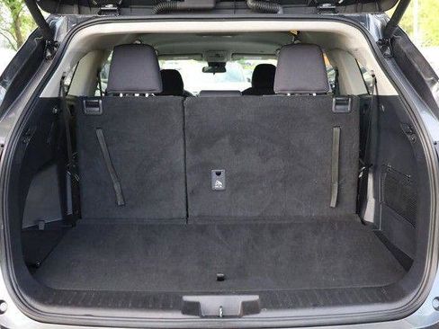 Used 2025 Toyota Highlander LE FWD image 7