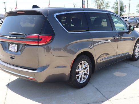 Used 2023 Chrysler Pacifica Touring-L FWD image 6