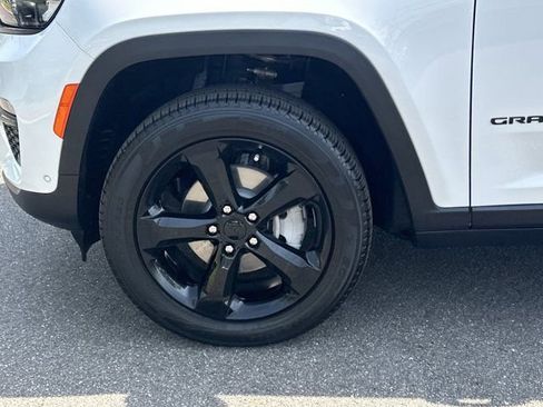 Certified 2025 Jeep Grand Cherokee Limited w/ Luxury Tech Group II image 15