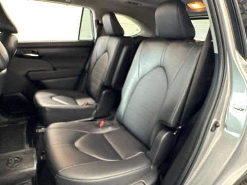 Used 2025 Toyota Highlander XLE AWD/4WD image 40