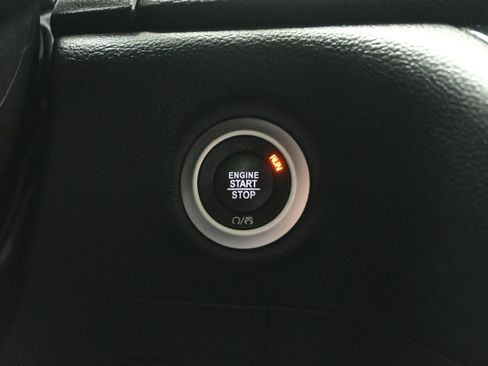 Used 2021 Chrysler Pacifica Touring w/ Uconnect Theater Family Group image 24