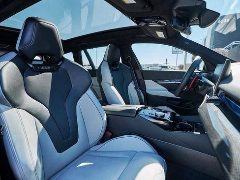 Used 2025 BMW M5 Touring image 41
