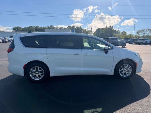 Used 2023 Chrysler Pacifica Touring-L FWD image 11