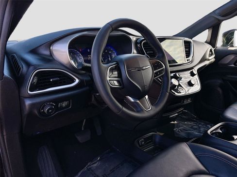 Used 2025 Chrysler Pacifica Select FWD image 10