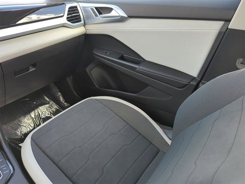 New 2026 Volkswagen Taos SE image 22