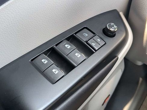Used 2016 Toyota Highlander Limited w/ Driver Technology Package FWD image 27