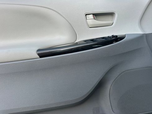 Used 2014 Toyota Sienna L image 12