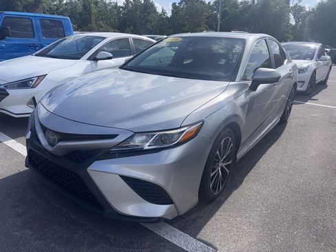 Used 2020 Toyota Camry SE FWD image 2