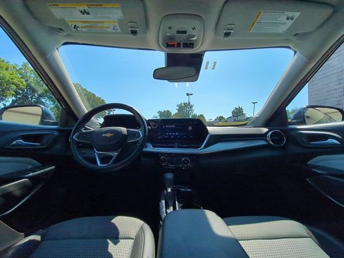 Used 2025 Chevrolet Trax LT w/ LT Convenience Package FWD image 25