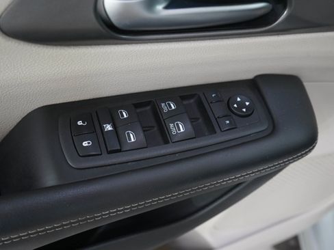 Used 2023 Chrysler Pacifica Touring-L FWD image 22