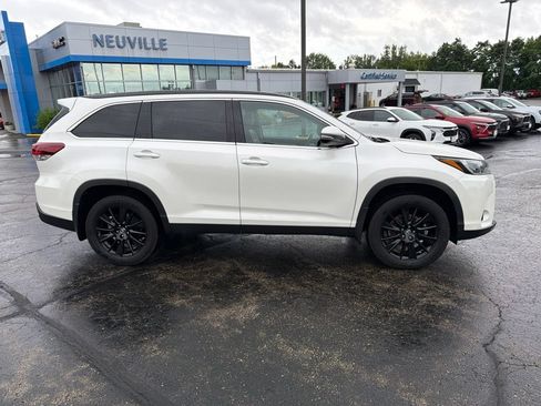 Used 2019 Toyota Highlander SE AWD/4WD image 2