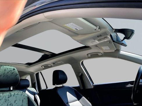 Used 2018 Volkswagen Tiguan SE w/ Panoramic Sunroof Package AWD/4WD image 20