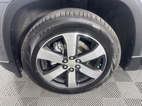 Used 2021 Chevrolet Traverse LT w/ LT Premium Package image 9