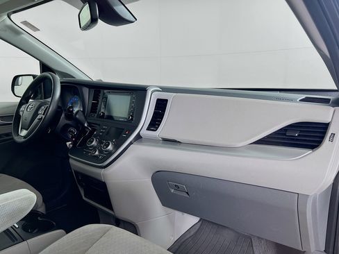 Used 2020 Toyota Sienna LE image 24