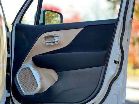 Used 2019 Jeep Renegade Latitude w/ UConnect 8.4 Nav Group image 24