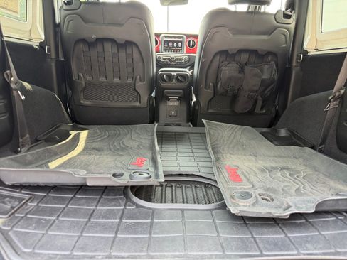 Used 2018 Jeep Wrangler Rubicon AWD/4WD image 34