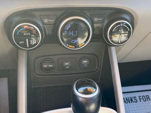 Used 2021 Hyundai Venue SEL image 21