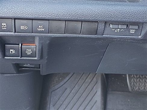 Used 2022 Toyota Sienna XSE image 30